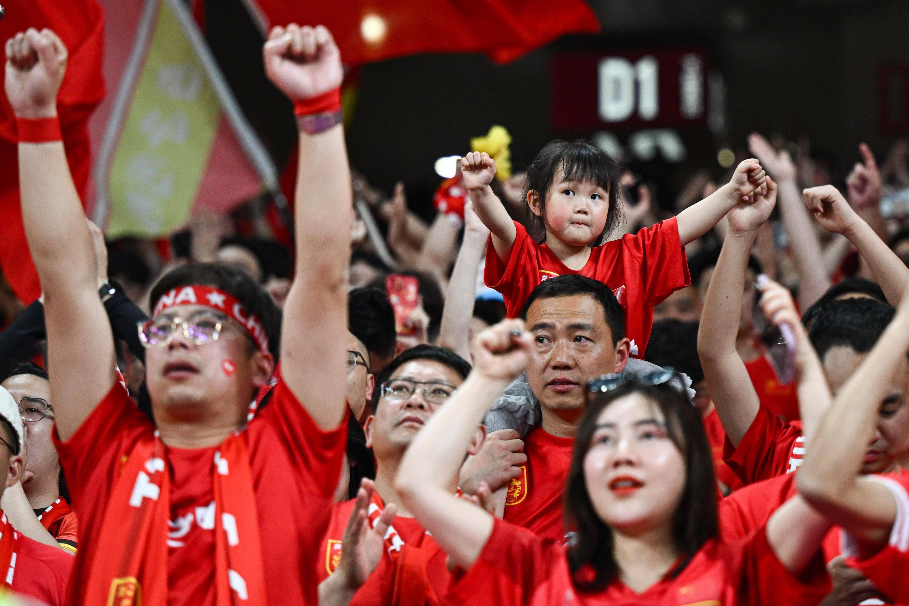 包含足球赛场上升起火花球员风采尽显的词条 包含足球赛场上升起火花球员风采尽显的词条