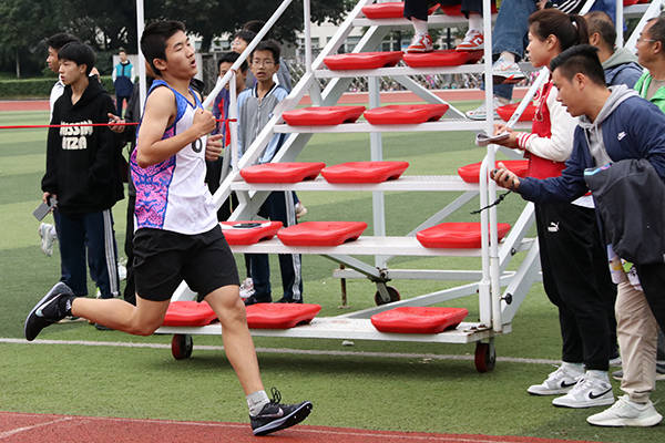 火热比拼,选手们拼尽全力奋力向前的简单介绍 火热比拼,选手们拼尽全力奋力向前的简单介绍