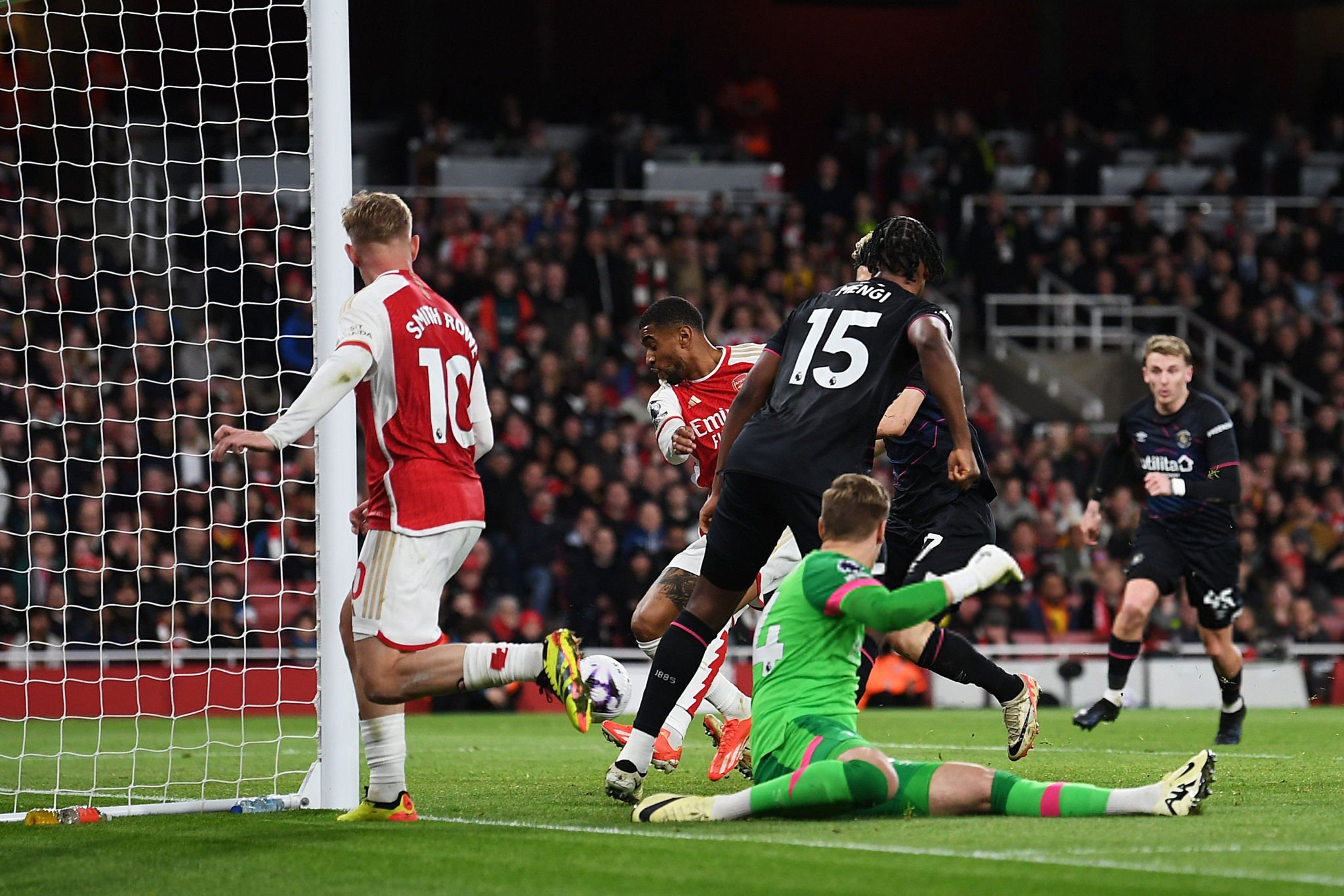 加纳球员助球队打破僵局,取胜 加纳球员助球队打破僵局,取胜