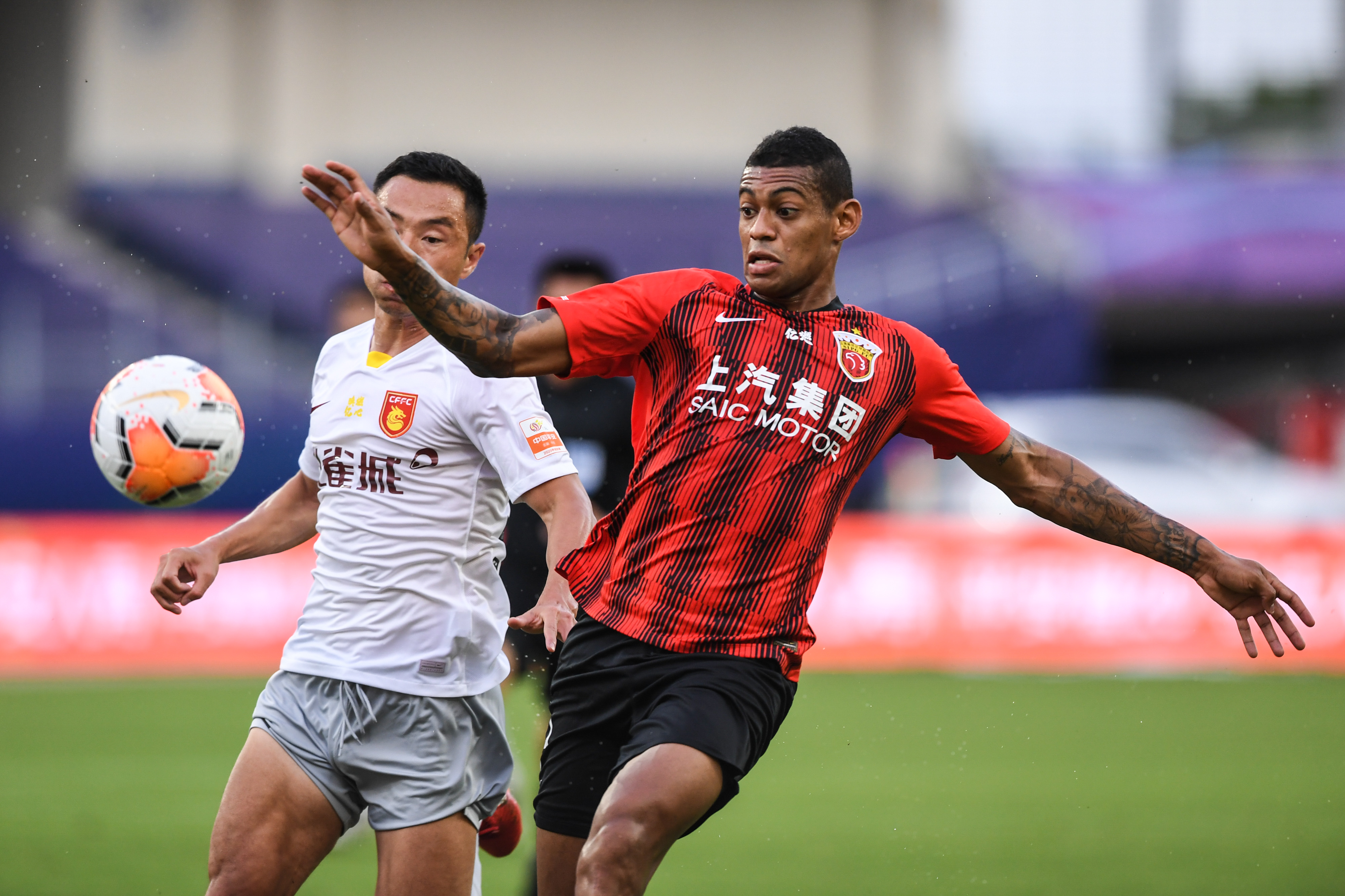 包含上港豪取大胜，中超卫冕之路再添新动力的词条