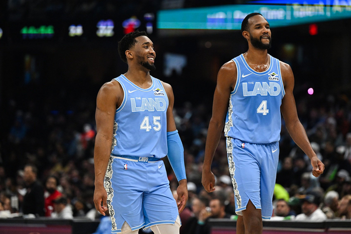 快船轻取深圳队,米切尔统治全场 快船轻取深圳队,米切尔统治全场