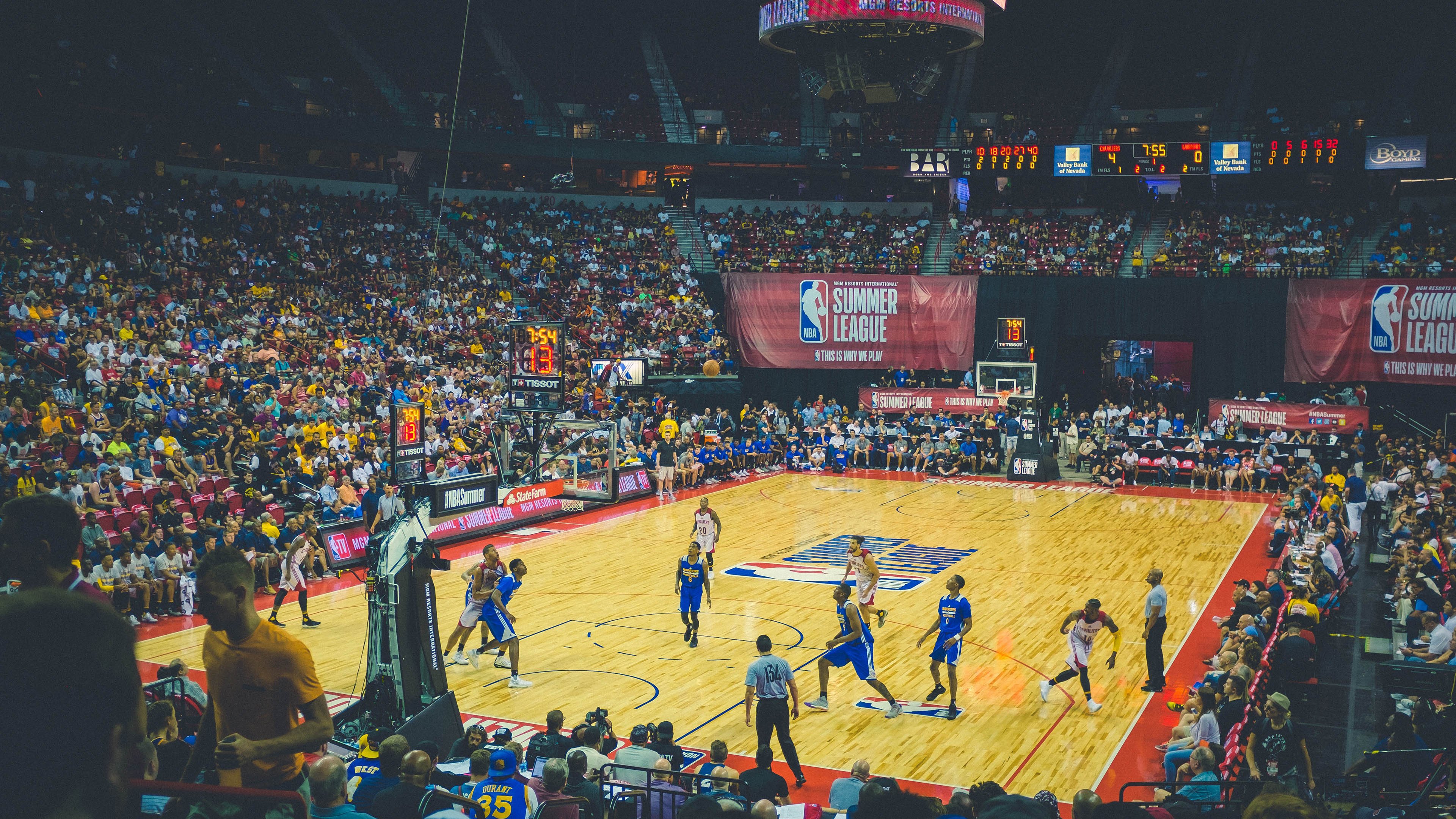 跨界幻境，当秘鲁防线锁死乌克兰，奥斯梅恩在NBA总决赛接管比赛